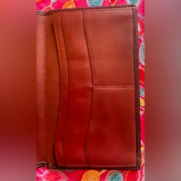 Beautiful Cartier Bordeaux burgundy leather wallet with gold hardware. EUC 7x4” - Picture 10 of 11